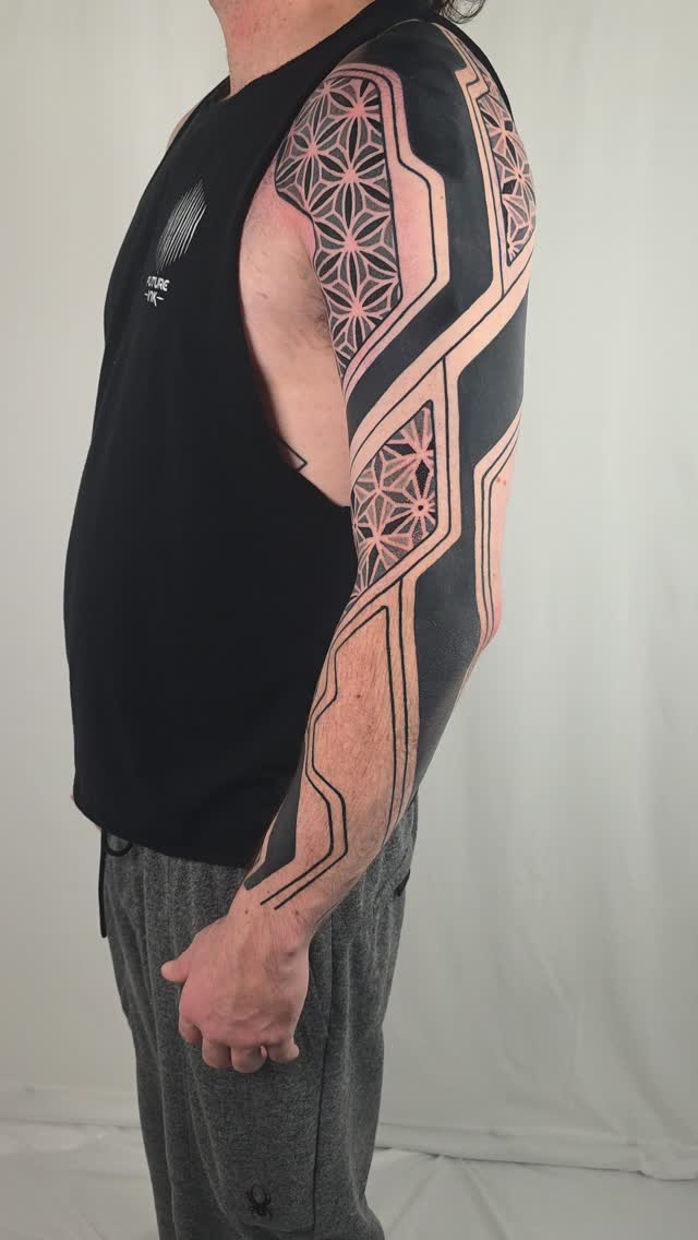 Work in progress on this geometric patterns tattoo arm sleeve. Dotwork with black and opaque grays
@futureink.co
Geometric tattoos Oakland California bay area
.
.
.
.
.
#geometrictattoo #bayareatattoo #oaklandtattoos #dotwork