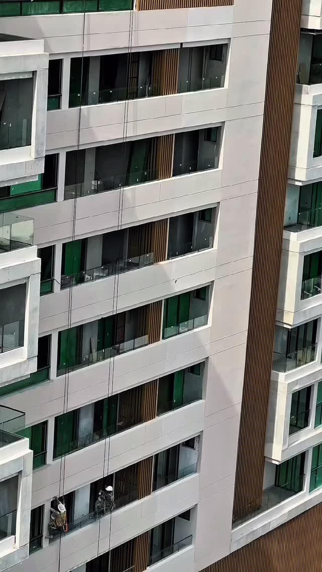 En Parque Museo, cada detalle tiene un propósito.
El Arkwood en nuestra fachada no es solo un elemento arquitectónico moderno, es una solución inteligente.
Permite canalizar las corrientes de aire hacia el interior del edificio, mejorando el confort térmico, y funciona como aislante acústico para una vida más tranquila.
Últimos apartamentos, desde 51 hasta 288 M2.
Arquitectura de vida en el corazón de la ciudad.
Contáctanos para mayor información
📲 (+57) 315 689 23 39
SALA DE NEGOCIOS
📍 Calle 21 A # 5-33 / Contiguo del Ed. Le Parc