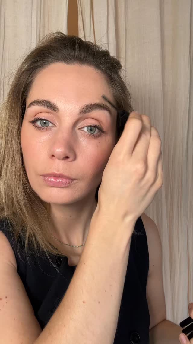 I ADORE good brows.
Want voor mij is een goeie brow: confidence, open blik, polished, clean girl vibes, minimal make up but still finished,..
Brows hoeven geen zotte afwerkingen te hebben but when there just done it’s ♥️
Geen idee waar te beginnen? Kom langs, let’s discuss!