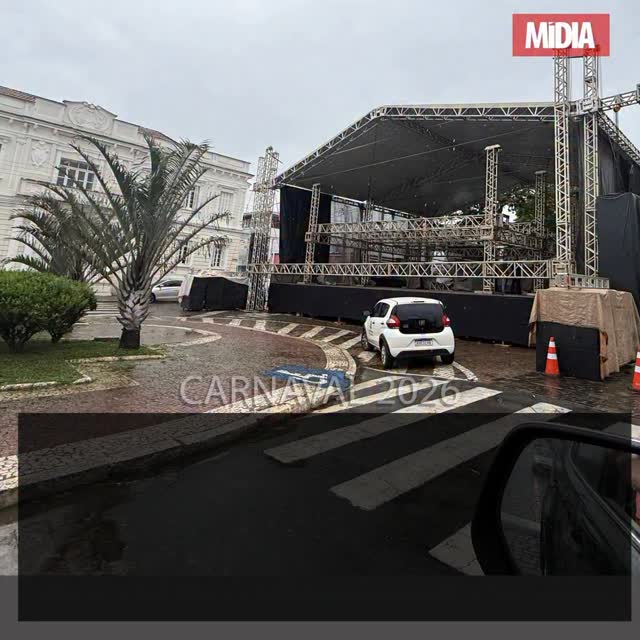 A contagem regressiva para o Carnaval 2026 já começou em Guaxupé. Quem passa pela Avenida Conde Ribeiro do Valle percebe que o clima de festa deixou o papel e ganhou forma concreta: o palco principal começa a ser montado em frente ao Teatro Municipal, no coração da cidade.
A estrutura marca o início da transformação do centro em grande arena de celebração popular.
Leia a reportagem completa >>> link na bio