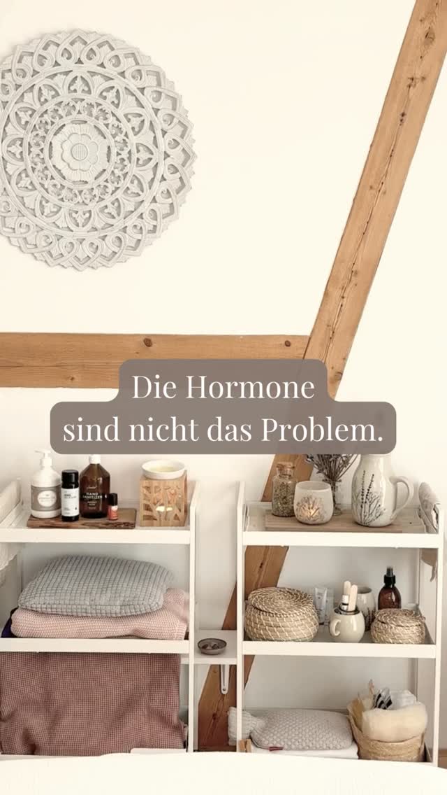 Viele Frauen schauen bei Zyklusbeschwerden zuerst auf Östrogen oder Progesteron. Doch Hormone arbeiten nicht isoliert. Sie reagieren auf das, was im Körper gerade Priorität hat.
Bei chronischem Stress bleibt der Körper im Aktivierungsmodus. Cortisol hat Vorrang.
Ein Körper im Alarmzustand plant keine Fortpflanzung.
Mögliche Folgen können sein:
– Progesteron sinkt
– der Eisprung bleibt aus
– PMS verstärkt sich
– der Zyklus wird instabil
Aus Sicht der TEN (Humoralmedizin) wirkt anhaltender Stress hitzig. Er bringt Wärme und Feuchtigkeit aus dem Gleichgewicht – und damit auch die hormonelle Regulation.
Und nein:
Nicht jedes Hormonproblem entsteht durch Stress.
Aber:
Stress verschärft oft, was ohnehin schon instabil ist.
Deshalb beginne ich bei Zyklusbeschwerden fast immer bei der Stressregulation.
Nicht statt der Hormone – sondern für ihr Gleichgewicht.
#zürich #TEN #PMS #Nervensystem #Hormonbalance
