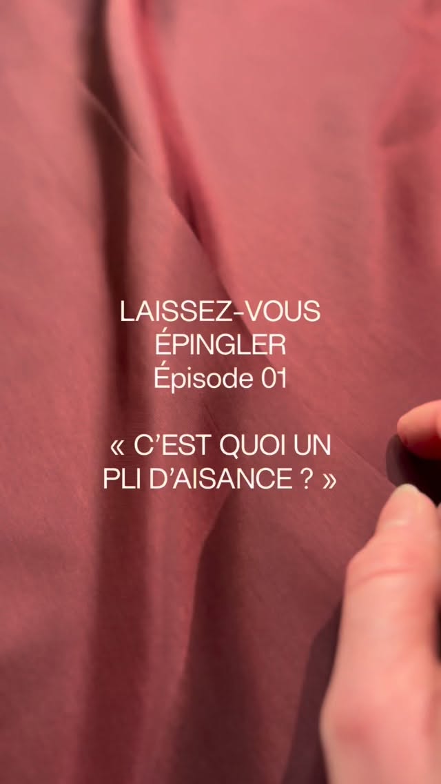 LAISSEZ-VOUS ÉPINGLER — Épisode 01
« C’est quoi, un pli d’aisance ? »
Bienvenue dans les coulisses de l’atelier. ✂️
J’avais envie de créer ce nouveau rendez-vous pour partager avec vous les petits secrets techniques qui font toute la différence sur un vêtement.
Aujourd’hui, on s’arrête sur le pli d’aisance.
Vous l’avez sans doute déjà remarqué sur vos doublures ou au milieu d’un dos. Pourquoi est-il là ?
Tout simplement pour permettre au vêtement de respirer et de suivre vos mouvements.
C’est ce petit surplus de tissu, placé avec précision, qui vous permet d’être libre de vos gestes sans jamais solliciter les coutures.
C’est le secret d’un confort invisible et d’un vêtement qui dure dans le temps.
Une question technique vous trotte dans la tête ?
Un détail que vous aimeriez comprendre ?
Ne restez pas dans le flou. Posez vos questions en commentaires, et je vous épinglerai une réponse dans le prochain épisode 😉.
#AtelierPINY #LaissezVousEpingler #SavoirFaire #couturecreative #PliDAisance
CoulissesAtelier ModeArtisanale GeneveCouture