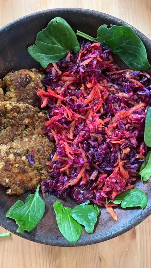 recette du jour :
-galettes de flocons d'avoine
-2 oeufs frais
-des flocons d'avoine bio environ 150 gr
-le reste des fibres de carottes suite à un jus à l'extracteur
-des herbes fraîches et du zaatar .
À côté, je me suis fait une salade de carottes râpées et de chou rouge râpé avec un filet d'huile d'olive et quelques feuilles d'épinards frais.
Manger vivant c'est manger cru et sans viande… Vous devenez ce que vous mangez…
Cuisiner c'est facile et bon pour votre santé …
Prochain atelier recette végétarienne et non inflammatoire samedi 21 février deux 12h30 à 14h30 à Paris XVIIIe dans une grande maison.
Atelier entre trois et 10 personnes maximum
Tarif atelier 40 € dégustation comprise
Informations réservation 06 62 77 45 55.
Si vous souhaitez prendre un cours de cuisine entre amis, pour une occasion spéciale,
je peux réserver l'atelier pour vous, sur le thème de votre choix !
Cuisine végétarienne et vegan only
Cuisine sans gluten et non inflammatoire !
#coursfecuisine #coursdecuisinevegetarienne #coursdecuisineantiinflamatoire. #mangezsainement #faitesvousamanger #bonpourlasanté #bonpourlemoral