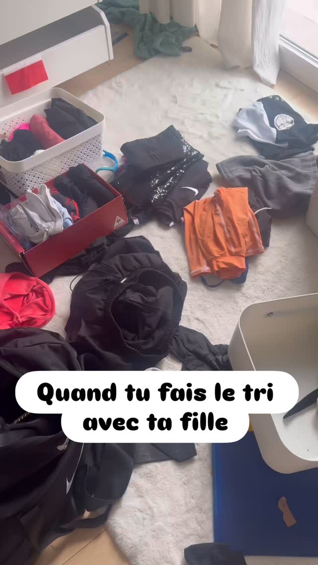 🎯 Trier avec son ado… sans déclencher la 3e guerre mondiale
Spoiler :
Si tu arrives en mode
“Ta chambre c’est un carnage, on règle ça MAINTENANT.”
… il va se volatiliser.
Alors on fait autrement.
Voici 6 règles d’or pour trier efficacement, sereinement, et sans braquer ton ado 👇
✨ 1️⃣ On ne fait PAS tout d’un coup
Un tiroir
Une étagère
Une zone précise
Le cerveau d’un ado (et le nôtre aussi) déteste les montagnes.
Il adore les mini-victoires.
🎶 2️⃣ On crée une ambiance cool
Musique choisie par lui/elle.
Minuteur 30 minutes.
Petite récompense à la fin.
On transforme ça en activité, pas en punition.
📅 3️⃣ On planifie ensemble
Pas de :
“Viens tout de suite ranger.”
On choisit un créneau.
On l’inscrit.
On respecte l’engagement.
Un ado pris par surprise = un ado en résistance.
📦 4️⃣ On choisit UNE zone ensemble
“On attaque quoi aujourd’hui ? Le bureau ou l’armoire ?”
Le simple fait de choisir change tout.
Il/elle devient acteur.
🧠 5️⃣ On les laisse décider de LEUR organisation
Oui… même si tu aurais plié autrement.
Oui… même si les t-shirts ne sont pas par couleur.
L’objectif n’est pas que ce soit comme toi.
L’objectif est que ce soit logique pour lui/elle.
🚫 6️⃣ ZÉRO jugement
On ne commente pas :
– le reste de la chambre
– le “désordre permanent”
– leur façon de vivre
On valorise la zone faite.
Point.
Un ado encouragé recommence.
Un ado jugé se referme.
💛 Le tri avec un ado, ce n’est pas juste vider des tiroirs.
C’est lui apprendre à faire des choix.
À décider.
À gérer son espace.
Et ça, c’est un vrai super pouvoir.
Dis-moi : tu es plutôt
👀 “Je surveille tout”
ou
😅 “Je prends sur moi et je lâche prise” ?
Sandra, ta Home Organizer passionnée ❤️
#HomeOrganizerLyon
#HomeOrganizer
#HomeOrganiserLyon
#adolescent