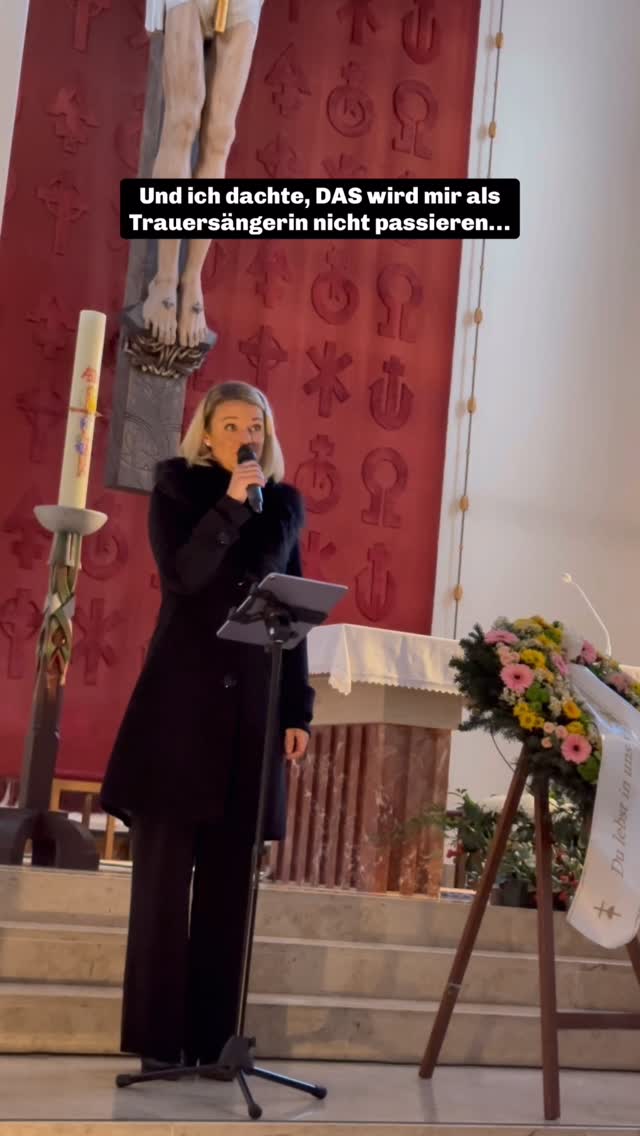 Dieser Tag. Dieses Lied.
„Merci Chérie“ von Udo Jürgens.
Ich kannte die Trauerfamilie nicht persönlich. Ich war als Trauersängerin gebucht. Mit der inneren Klarheit, die man sich über die Jahre aufbaut: fühlen dürfen, aber tragen können.
Und ja- ich habe das Lied fertig gesungen. Bis zum letzten Ton. Doch dann waren alle Dämme gebrochen und mir kamen selbst die Tränen.
So richtig. Unerwartet.
Im Nachhinein habe ich mich gefragt, woran es lag.
Vielleicht war ich an diesem Tag selbst zarter besaitet als sonst.
Vielleicht hat der Text etwas in mir berührt, das tiefer lag.
Vielleicht sind eigene Erinnerungen aufgeflammt.
Oder ich habe mich in diesem Abschied einen Moment lang selbst wiedergefunden.
Manchmal kommen viele leise Faktoren zusammen und plötzlich trifft dich dieses eine Lied mit voller Wucht.
Früher hätte ich gedacht, das dürfe mir niemals passieren.
Heute sehe ich es anders.
Denn vor der Trauergemeinde steht kein unberührbares Wesen. Sondern jemand mit Herz, Geschichte und Gefühl.
Und vielleicht liegt genau darin auch eine besondere Form von Würde 🖤
#trauersängerin #beerdigung #trauerfeier #mercicherie #udojürgens