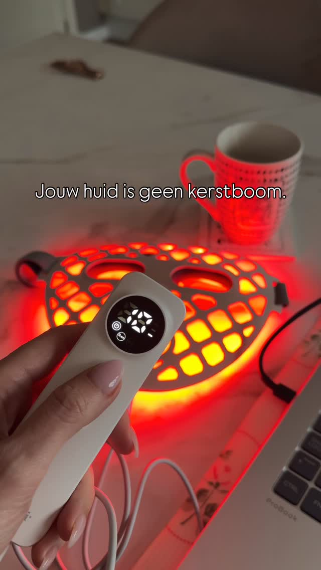 Je huid is geen kerstboom 🎄. En LED-therapie is géén “zet eender welk licht op en hoop op magie”-verhaal. 😉
Elke LED-kleur doet iets totaal anders. En ja, als je het verkeerd gebruikt, gebeurt er… niets.
✨ Rood LED stimuleert collageen en elastine → steviger, voller, glowy skin
🔵 Blauw LED pakt acne-bacteriën aan → rust in je huid, minder ontstekingen
🟡 Geel LED kalmeert roodheid en ondersteunt herstel
🌌 Near-Infrared (NIR) light gaat nóg dieper → celherstel, huidvernieuwing en extra stimulatie van collageen, zelfs waar je het niet ziet (maar wél voelt)
👉 Het verschil zit ‘m niet in meer licht, maar in het juiste licht op het juiste moment, voor jouw huid.
Bij Pur’Elle kijk ik niet naar trends, maar naar wat jouw huid écht nodig heeft. Geen random LED. Geen loze beloftes. Wel technologie met een plan.
Wil je weten welke LED-kleur (of combinatie) jouw huid vooruithelpt? Dan begeleid ik je, zoals een echte skinvriendin dat doet 🤍
✨ Glow, maar dan slim.
Het LUME+ LED masker tikt all the boxes ☑️ Wil je meer info? Stuur gerust een berichtje. Wil je graag het masker een week uittesten? Dat kan ook! Let me know!
Liefs
Lien
Www.purelle.be