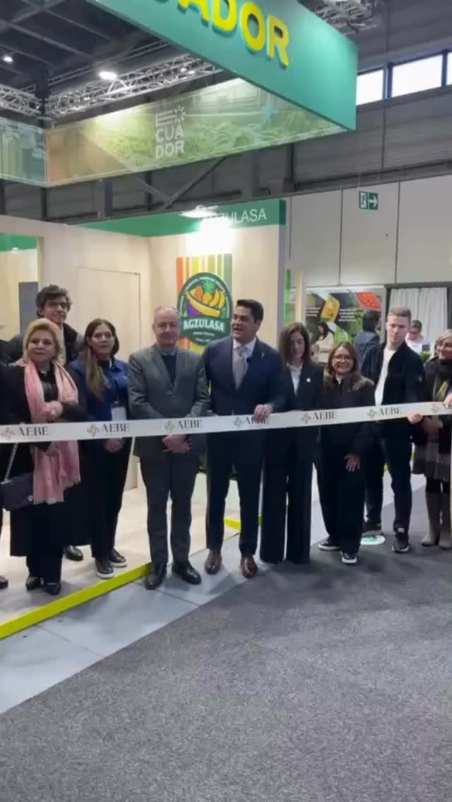 Hoy, AEBE participó en la inauguración oficial del Pabellón Ecuador 🇪🇨 y de su stand institucional en FRUIT LOGISTICA 2026, reafirmando el compromiso del gremio con la proyección internacional del banano ecuatoriano.
El acto inaugural contó con la presencia de autoridades como @vicentealbornozg, embajador de Ecuador en Alemania, así como de Jorge Encalada @jiencalada, presidente de AEBE, quien destacó la importancia de acompañar a los socios del gremio y seguir posicionando al banano ecuatoriano en los mercados internacionales.
Por su parte, José Antonio Hidalgo @joseantoniohidalgom, director ejecutivo, resaltó el valor del banano ecuatoriano por sus avances en sostenibilidad, salario digno, seguridad y calidad en la Unión Europea.
La jornada también contó con la participación de Marianela Ubilla @marianelaubillam, vicepresidenta, y Pamina González @paminagonzalezr, subdirectora de AEBE, fortaleciendo la presencia institucional del gremio en este espacio clave para el comercio global.
🍌 Visítanos y conoce más del banano ecuatoriano en @fruitlogistica 2026.
📍 Hall 23 | Stand A-31 / A-50
#BananoEcuatoriano #FruitLogistica #Letsgrow #AEBE #OrgulloAEBE