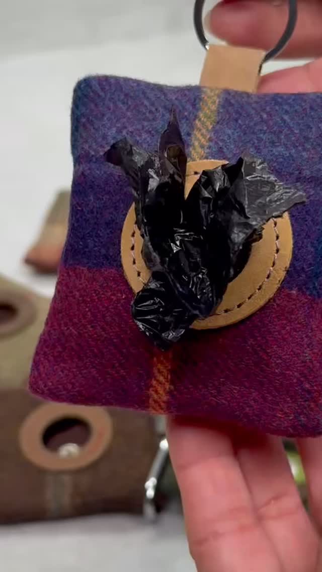 🐾 Etui aus Wollstoff für Kottbeutel
Mit Druckknopf, Entnahmeöffnung & Karabiner.
Praktisch, schön & in verschiedenen Farben erhältlich#manufactica ##hundeaccessoires #hundespaziergänge #kottbeutelspender