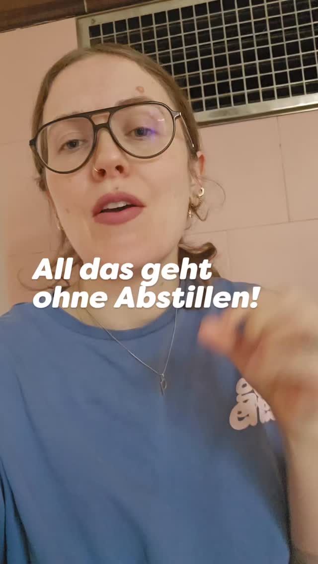 Können wir bitte aufhören, Stillenden von außen Druck zu machen und das Stillen als Problem zu sehen? Ganz oft scheint das nämlich die bequeme/einfache Lösung zu sein - und Stillende werden tlw. als "selbst schuld" dargestellt, wenn z.B. die Nächte unruhig sind oder das Kind idR. nach Mama verlangt.
Gerade bei schlechten Nächten wird ja oft ganz schnell zum Abstillen geraten. Abgesehen davon, dass es dadurch keine Garantie auf bessere Nächte gibt (manchmal wird es langfristig sogar anstrengender), gibt es soooo viele andere Wege oder Zwischenwege, wo viele Stillsituationen unverändert beibehalten werden können.