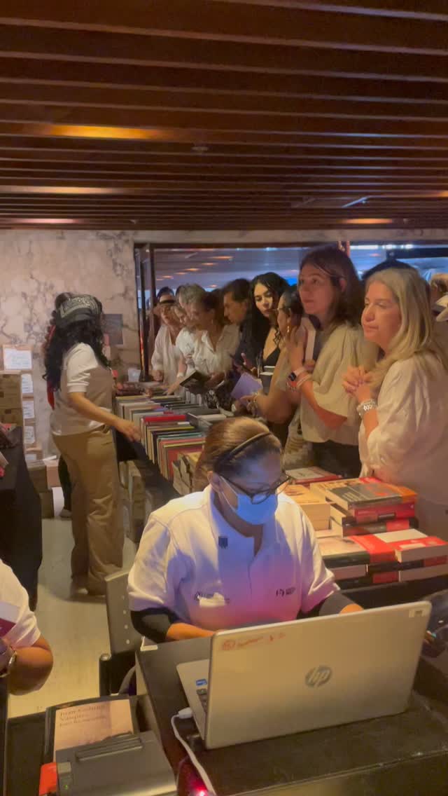 LOS LIBROS MÁS VENDIDOS DEL #HAYFESTIVAL2026 CARTAGENA
📚🛍️🎁💝
📖Morir en la arena, de Leonardo Padura
📖El loco de Dios en el fin del mundo, Javier Cercas.
📖Las fuerzas que mueven el mundo, Fernando Arancón
📖Ahora y en la hora, Héctor Abad Faciolince
📖Diario de un trovador, de Silvio Rodríguez y Daniel Mordzinski
📖Esto ha sucedido, Juan Gabriel Vásquez
📖Libre, Lea Ypi
📖El hijo del hombre, Juan Esteban Constaín
📖Calle Londres 38, Philippe Sands
📖Mesa para dos, Amor Towles.
@majara2014 Corresponsal Estrella 😍