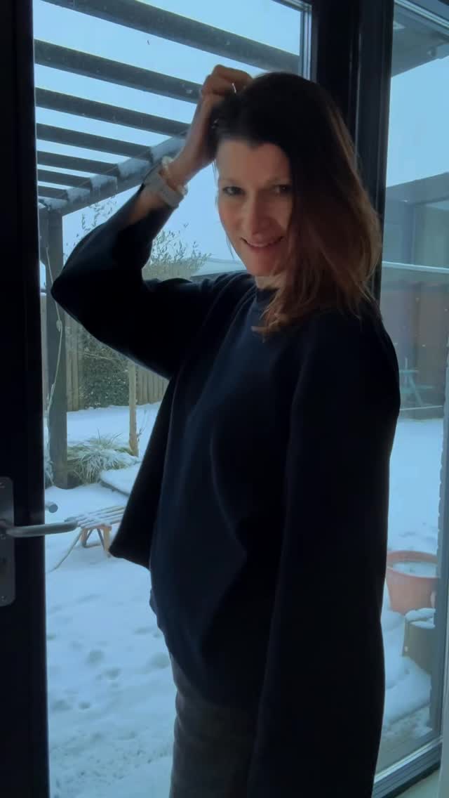 Dit verklaart waarom stress je klachten verergert na je 35e.
Dit is niet alleen iets wat ik bij cliënten zie.
Ik ervaar dit zelf ook
al een paar jaar.
Dat gevoel dat je energie niet echt terugkomt,
terwijl je wél bewust leeft en goed voor jezelf zorgt.
Bij mij bleek stress veel meer te doen dan ik dacht.
Niet in mijn hoofd, maar hormonaal.
Langdurige stress vraagt veel van progesteron,
een hormoon dat juist rust en herstel ondersteunt.
Dat voel ik nog steeds.
Het verschil is dat ik nu begrijp wat er gebeurt
en wat mijn lichaam nodig heeft.
Met de juiste kennis kun je je lijf wél ondersteunen:
via voeding die voedt,
beweging die herstelt,
en rust die je zenuwstelsel helpt schakelen.
Het is niet weg.
Maar het is wel hanteerbaar geworden.
🤍 Je lichaam werkt niet tegen je.
Dit is waarom hormonale kennis zoveel verschil maakt.
#stress #stressmanagment #perimenopauze #femmehormoonspecialist #hormoonbalans