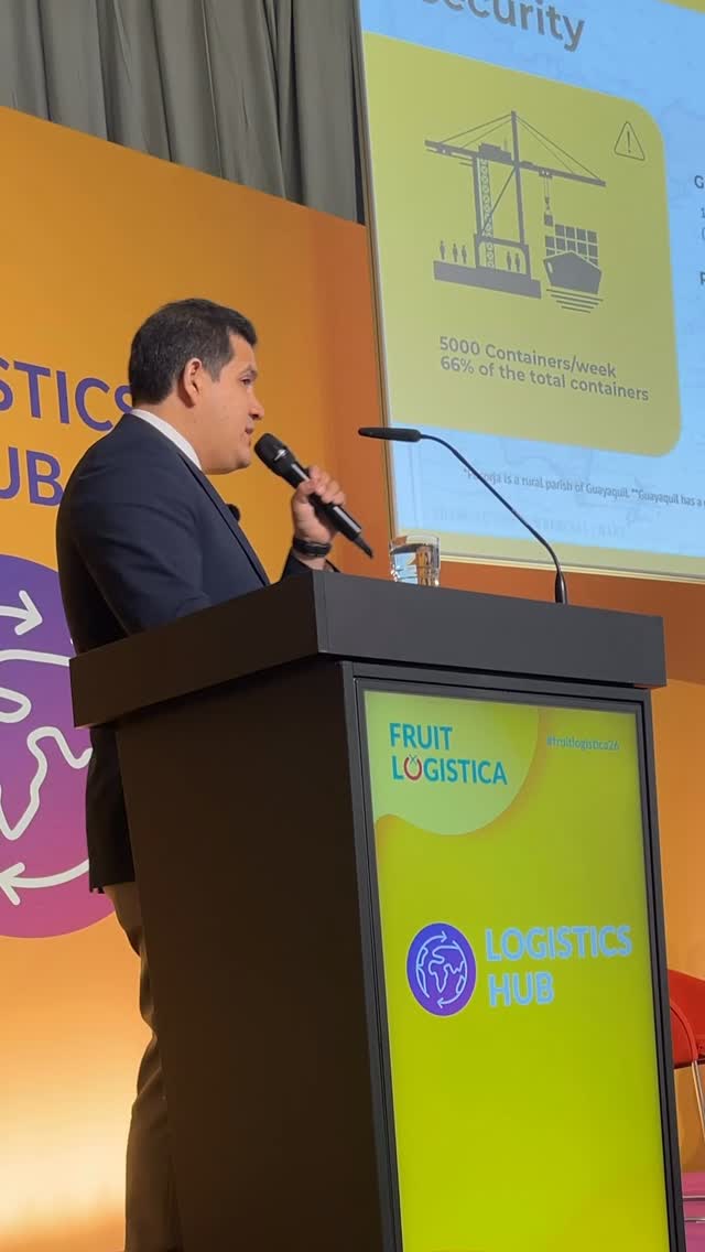 Panel técnico: seguridad para frenar el contrabando🚢🍌
Como parte del programa oficial de la feria, José Antonio Hidalgo @joseantoniohidalgom fue parte, el 6 de febrero, del panel “Reforzando la seguridad para detener a los contrabandistas”, en el Logistics Hub, donde expuso sobre el componente Carga Segura del programa SERPAZ, cofinanciado por la Unión Europea. En su intervención, Hidalgo subrayó que las inversiones en seguridad implican costos significativos que impactan al producto y que deben ser reconocidos por compradores y minoristas.
#FruitLogistica #BananoEcuatoriano