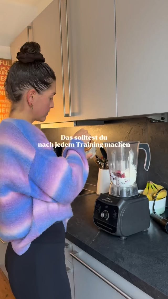 Egal, um wie viel Uhr du vom Training nach Hause kommst: Dein Körper braucht danach Energie und Eiweiß, um gut regenerieren zu können.⚡️🙌🏼 Kohlenhydrate helfen dabei, die Energiespeicher wieder aufzufüllen und Protein unterstützt die Muskelregeneration.
👉 Umso intensiver und länger die Einheit war, umso wichtiger Kohlenhydrate & höher die Zufuhr!
👉 Eine zu lange Pause nach Trainingsende & Mahlzeit kann viele negative Folgen haben!
Im Video zu sehen:
1️⃣ Min-Bowl: Haferflocken, Banane, Mandeln, Magerquark, Sojamilch & Zimt
2️⃣ Proteinshake ohne Proteinpulver (Rezept im Feed)
3️⃣ Viele herzhafte Abendessen-Ideen habe ich gestern geteilt 🥣🍴⚡️
& es gibt noch viele weitere Möglichkeiten!
#sporternährung #postworkout #posttraining #posttrainingmeal #proteinreich