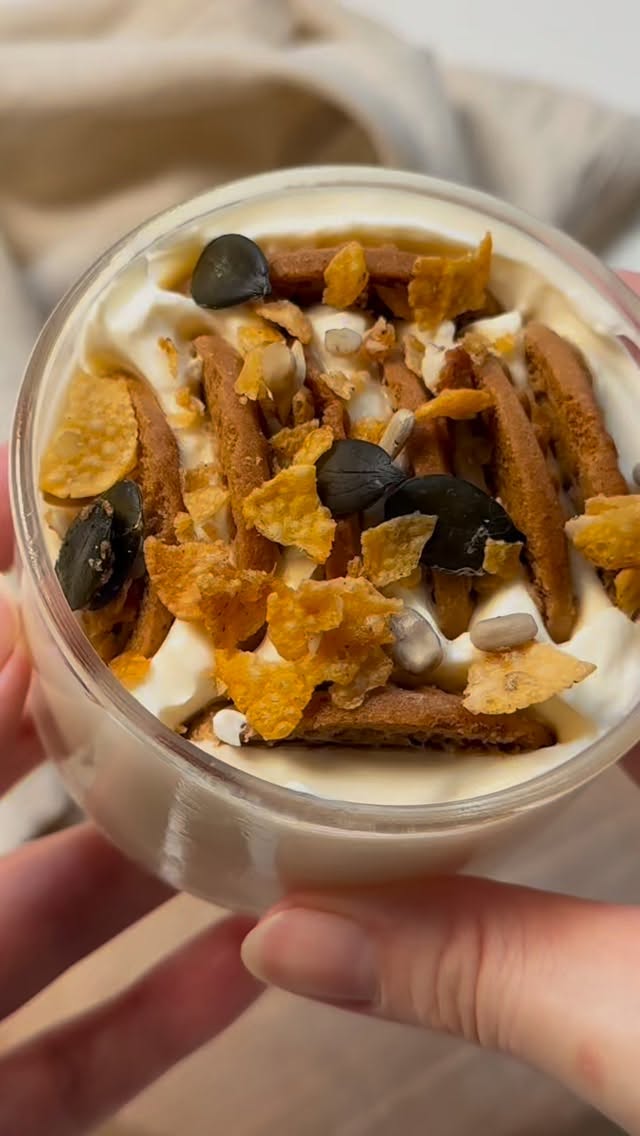 CHEESECAKE JAPONAIS - 3 INGRÉDIENTS
Impossible de résister à la recette qui fait le buzz sur les réseaux — on y a ajouté notre touche perso avec nos granolas pour un croquant irrésistible !
INGRÉDIENTS :
- Yaourt grec ou vegetal
- Biscuits Biscoff (ou biscuit de ton choix)
- @lesgranolasdejenny
PRÉPARATION :
➡️ Déposez du yaourt grec dans un ramequin ou un bol.
➡️ Ajoutez une couche de biscuits dans le yaourt, puis laissez reposer au réfrigérateur toute la nuit.
➡️ Avant de servir, saupoudrez un peu de notre granola pour apporter du croquant.
#lesgranolasdejenny #viralinstagramreelsvideo♥️ #japanesecheesecake #granola #desserthealthy