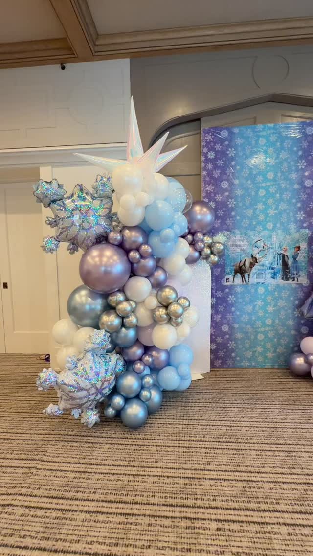 A Frozen fairytale for our 3-year-old princess 💙👑#CreativeFacePaintingNY
#NYFacePainter
#FrozenBirthdayParty
#BalloonDecorNY
#NYKidsParties