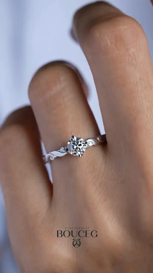 Büyüsüne kapılmaya hazır mısın? 🤍 Scarlett 0.60 karat vintage yüzüğün eşsiz kıvrımları, klasik tektaş formuna modern bir dokunuş katıyor. Işıltınla fark yarat.
#evlilikteklifi #alyans #tektasyüzük #vintagetektaş #pırlanta