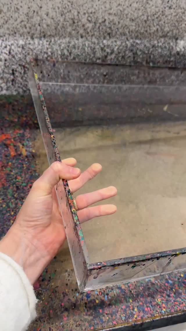 If you enjoyed seeing the creation of the Alliums last week, here’s a peek at another marbled floral in the collection - the stunning orange Dahlias! These hand marbled sheets are then bound into notebook covers, so every book is totally unique 💫 Inspired by the garden for @sarahravensgarden Available now on the Sarah Raven website - I’ve also popped a direct link in the links in my bio to find them 🧡🧡🧡 x