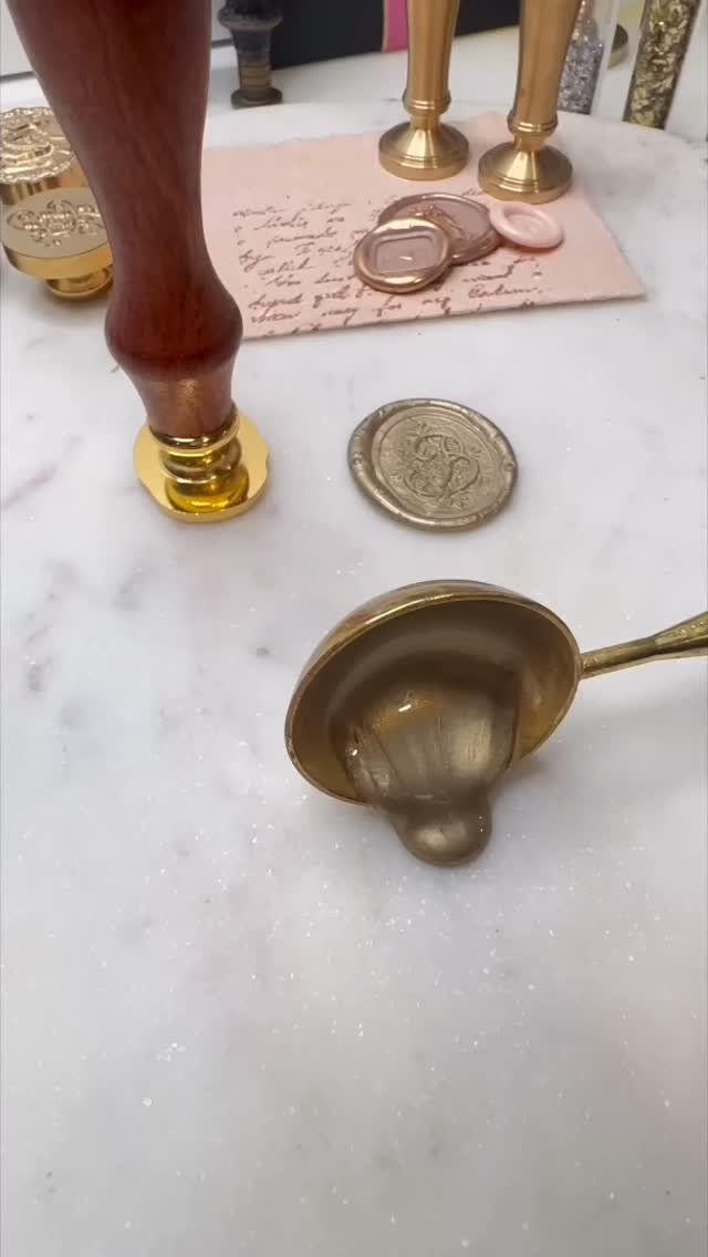 Our Antique Gold sealing wax – the perfect way to add an elegant, timeless touch to your letters, invitations and gifts! ✨💌
With it’s rich golden hue and smooth finish, it’s sure to impress and make your correspondence stand out from the crowd. Ideal for weddings, special events or just adding a bit of old world charm to your daily life. ❤️
#AntiqueGold #WaxSeals #WeddingInvitations #ElegantWaxSeals