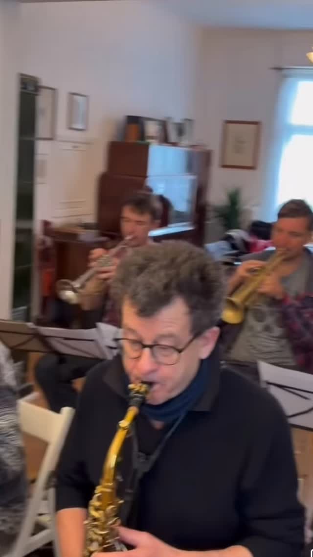 Bass Solo Break in one of David Hermlins‘ new tunes at a Swing Dance Orchestra rehearsal for the upcoming Wintergarten Show.
Yes, I sometimes need glasses 🤓😉.
@daveetheewave
@theswinginhermlins
#doublebass #slapbass #1930s #vintage #bass