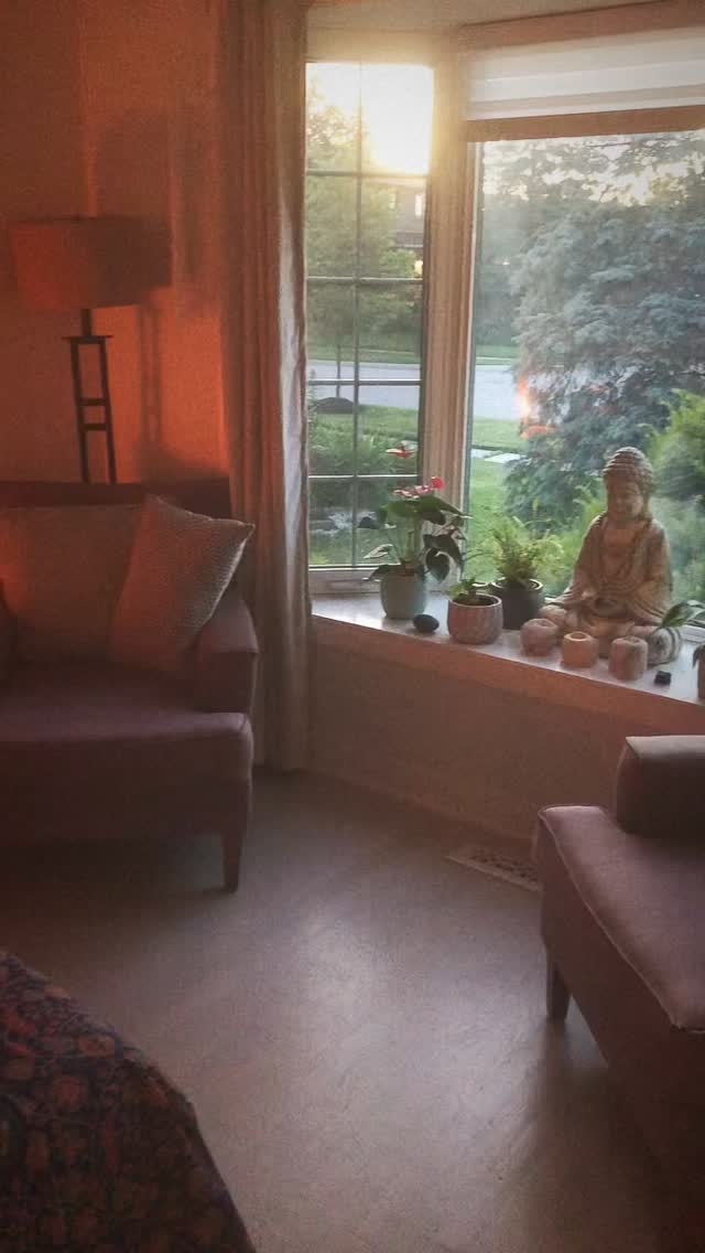 If this space makes your shoulders drop, we’ll probably work well together 💗
I offer slow, grounded massage for people who feel a lot,
get overwhelmed easily, and just want a place to soften without having to explain themselves.
If this is your vibe, I’d love to be your massage therapist.
✨ 𝐁𝐨𝐨𝐤𝐢𝐧𝐠 𝐥𝐢𝐧𝐤 𝐢𝐧 𝐛𝐢𝐨 ✨