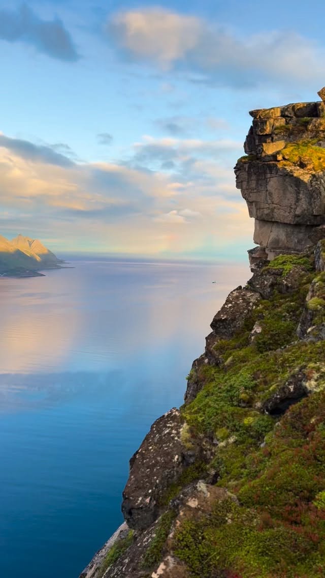 I’ve just published the first new blog post about my time on Senja.
After arriving by ferry from Sommarøy, I hiked up to Hesten twice. The first time ended in rain. The second started before sunrise, rewarded patience with a brief but unforgettable alpenglow over Segla. It’s a story about timing, persistence, and accepting what the landscape is willing to offer.
The full story from this part of my journey is now on the blog.
Link in bio.
https://www.matthiasconrad.com/post/senja-part-i