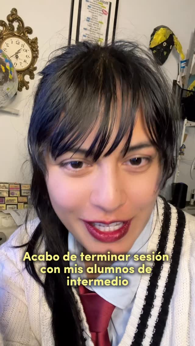 Hoy en clase vimos el first conditional… 👀📚 pero obvio también aprendimos frases que se usan en la vida cotidiana 👇
💬 You’re bluffing!= You’re pretending = You are not telling the truth
Gracias a Malcolm in the Middle 😌✨ aprendimos cómo suenan cuando NO le crees a alguien.
Guárdalo 📌 y comparte si tú también amas aprender con series.
#EnglishWithBaker #learnenglish #inglés #inglesfacil #englishtips