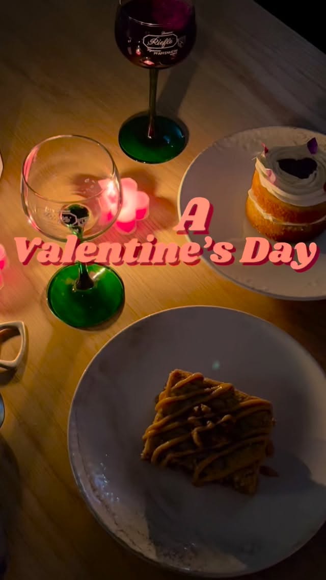 Vous cherchez un cadeau parfait pour la Saint-Valentin ? 😘🎁🍰
Un bouquet de fleurs, c’est bien, mais deux pâtisseries originales à partager, c’est mieux 😋
Allez voir sur mon site web (lien dans ma bio) pour précommander votre Pastry Box d’amouuuuuur (à partager ou pas avec la personne de votre choix). 🫶
Offrez-vous un moment de découverte et gourmandise avec la boîte PB&J (Beurre de cacahuète et confiture 😉🇺🇸). Dedans vous trouverez un “Blondie” à la cacahuète et un mini Victoria Sponge cake à la confiture framboise-litchi 👏
À venir chercher à Mulhouse le 13 ou 14 février. 📆
💋