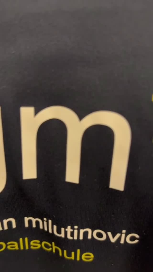 ❄️ Auch wenn das Wetter mal nicht mitspielt, arbeiten wir weiter! Durch den Schneefall der letzten Tage war der Platz leider nicht bespielbar – aber das hat uns nicht gestoppt. Heute stand Koordination auf der Koordinationsleiter am Programm, kombiniert mit kognitiven Aufgaben: schnell denken, sauber bewegen, fokussiert bleiben. 💪🧠⚽️
Es gibt keine schlechten Bedingungen – nur schlechte Ausreden. ✅