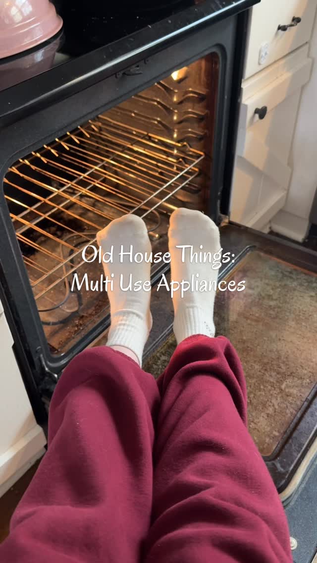 I mean we might as well use the heat 🤷🏻♀️ Only one more month of refrigerator floors 🧊 🥶 #1860farmhouse #oldhouseliving
