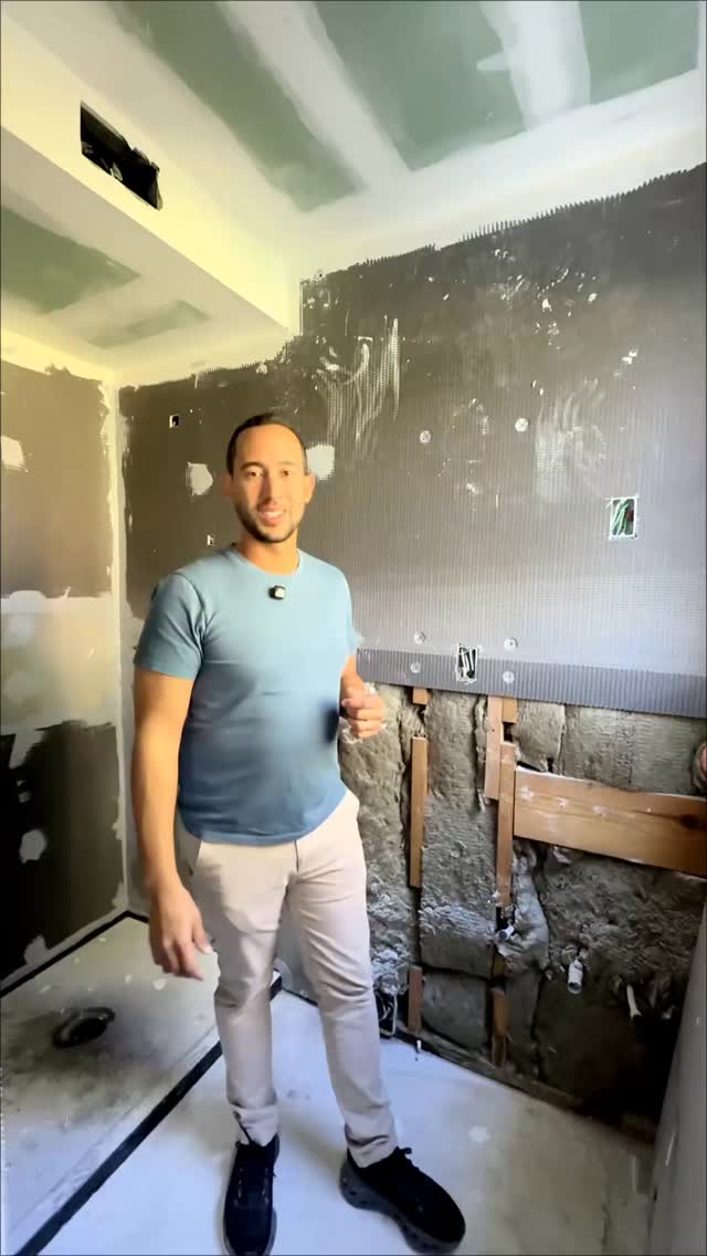 En un baño máster pequeño, el waterproofing lo es TODO 💧🛠️
Por eso usamos Hardie Board, un material rígido y resistente que nos permite proteger el espacio de la humedad y asegurar una instalación de tile duradera en pisos y paredes. Así evitamos problemas a futuro y garantizamos calidad desde la base.
#BathroomRemodel #Waterproofing #TileInstallation #HomeRenovation #ConstructionLife