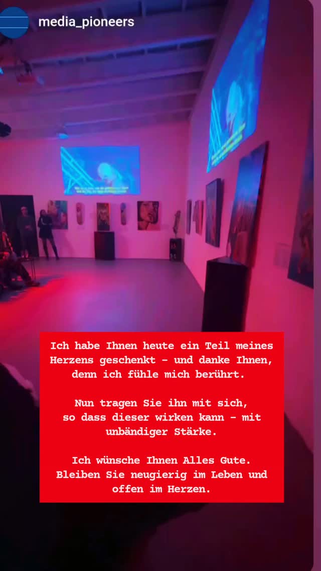 Ich möchte mich bei allen Gästen dieses Abends herzlich bedanken. Ich bin überzeugt, dass dieser Abend in Ihnen nachklingen wird – und vielleicht etwas Positives in Ihnen anstößt.
Ich selbst komme gerade an einen Punkt, an dem ich das Gefühl habe, etwas zu schaffen, das nicht nur für mich ist, sondern für die Welt: für unsere Gesellschaft und für die Natur, in der wir leben.
Tun Sie mir einen Gefallen: Verbringen Sie in den nächsten Tagen einen Abend ganz allein mit sich. Keine Musik, keine Gäste – nur Sie. Keine Arbeit, keine Ablenkung. Einfach nur sein.
Nehmen Sie dann Papier und Stift und beginnen Sie zu schreiben – nicht am Telefon, nicht am Rechner, sondern mit Stift und Hand. Gehen Sie in sich und lassen Sie das, was in Ihnen wirkt, nach außen kommen. Schreiben Sie einfach auf, was Ihnen gerade durch den Kopf geht.
Und stellen Sie sich dabei eine einfache Frage:
Was hat mich hierher gebracht – hierhin, in diesen Moment?
#kunstausstellung #realityoftruth #jimkong #artoftoday