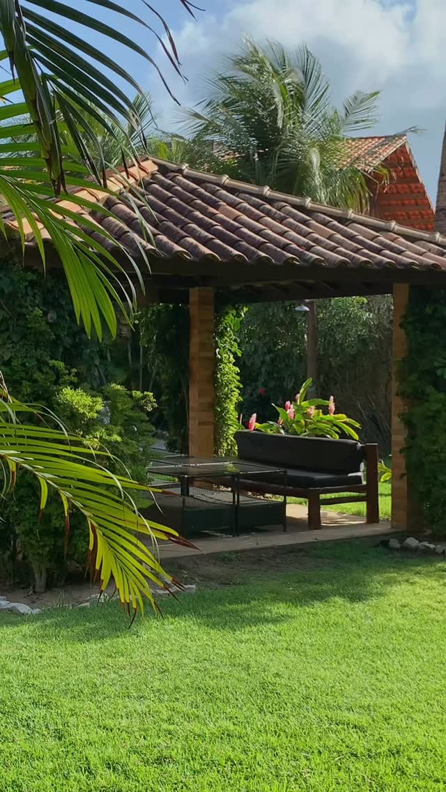 CERTO.
Manhãs sem pressa, café compartilhado, pés descalços,
vento no rosto e o mar chamando de leve.
Entre uma sessão na água e um descanso na rede,
os dias aqui ganham outro ritmo… o seu ritmo.
Sol na pele, risadas espalhadas pela pousada,
pôr do sol que faz todo mundo parar por um instante.
Tem lugares que a gente visita.
E tem lugares que a gente sente.
Fevereiro é pra viver assim ✨