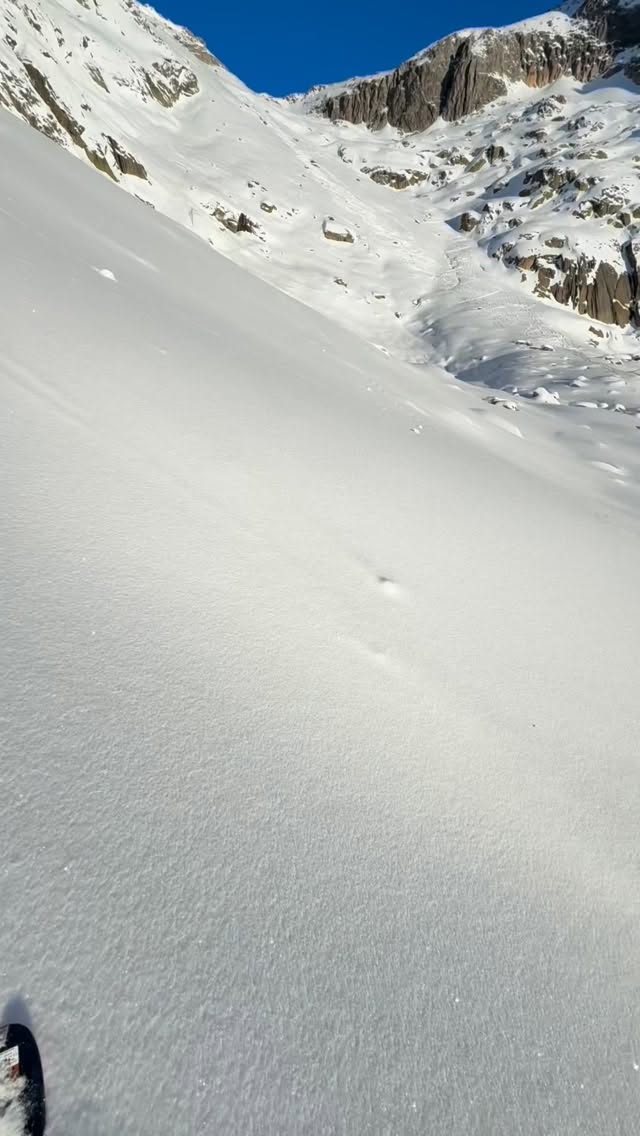 Einige Eindrücke vom Skibergsteigenkurs dieses Wochenende: Spuranlage im Morgenlicht, Techniktraining im Gelände und viele gemeinsame Höhenmeter – danke für die gute Energie am Berg!
Sei auch du bei unseren nächsten Kursen dabei:
14./15. Februar – Freetouringkurs
28.2.–1.3. – Steepskiing Kurs
14./15. März – Gletscherkurs
Mehr Infos auf www.andermatt-guides.ch
⸻
🇬🇧 English
A few impressions from this weekend’s ski mountaineering course: Skinning into the morning light, working on technique, and sharing great days in the mountains – thanks for the good vibes out there!
Join one of our upcoming courses:
Feb 14–15 – Freetouring course
Feb 28–Mar 1 – Steep skiing course
Mar 14–15 – Glacier course
More info at www.andermatt-guides.ch
@andermatt.official @andermatt_sedrun_disentis @blizzard_tecnica @imholzsportandermatt @vailmtn
#andermattguides #weloveskiing #freerideandermatt #skitouring
