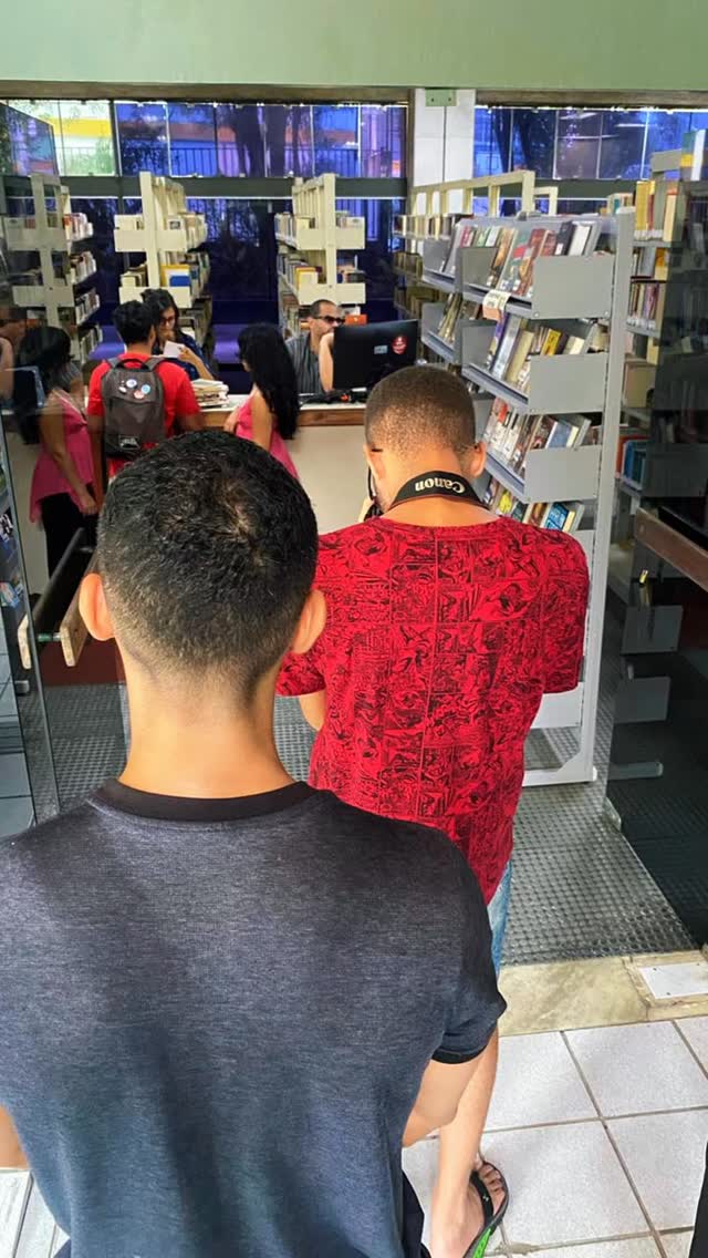 Mini Vlog dos bastidores das filmagens do curta produzido durante a Oficina de Produção de Curta-Metragem Independente, ministrada por Joel Caetano, no Cine Horror Bahia.
O curta segue em fase de edição e, em breve, esperamos vê-lo conquistando muitas telas por aí levando o trabalho coletivo dessa equipe para o mundão e mais que isso que todas as pessoas participantes se orgulhem do filme👻🎥
Nada melhor do que celebrar uma sexta-feira 13 compartilhando processo criativo, set, aprendizado e cinema feito na prática.
Agradecemos mais uma vez a toda a organização do Cine Horror e a todas as pessoas participantes que fizeram essa experiência acontecer. 🖤
#SextaFeira13 #CineHorrorBahia #CinemaIndependente #TerrorNacional #RZPFilmes