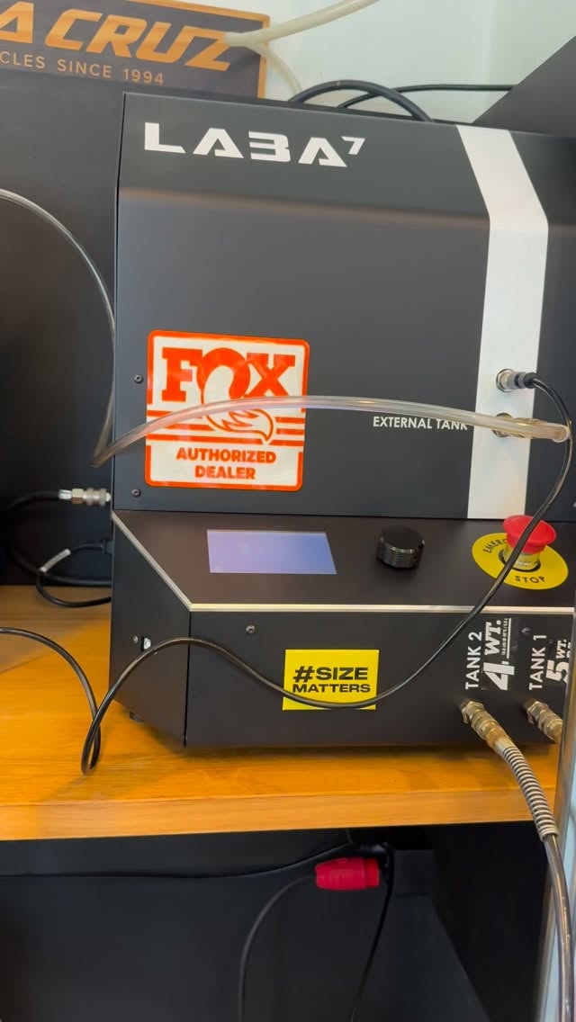 @rockshox #superdeluxe #flightattendant filling process on the @laba_seven machine 🎉 only the best tools to give your parts that extra bit of attention that makes all the difference 🙌🏻