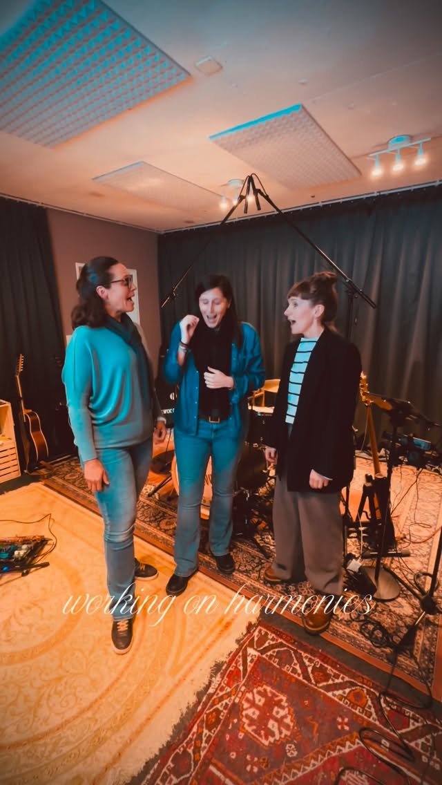 🗣️Working on Harmonies 🗣️ for @albisguetli.country
With these two wonderful voices and women close to our hearts Claudia Kuebler und Marlen Oberholzer 💞
With a little name droping @thetimmcgraw 😅
#lifeisgoodwithrosewood #swissmusic #musicfromswitzerland #americana #countrymusic