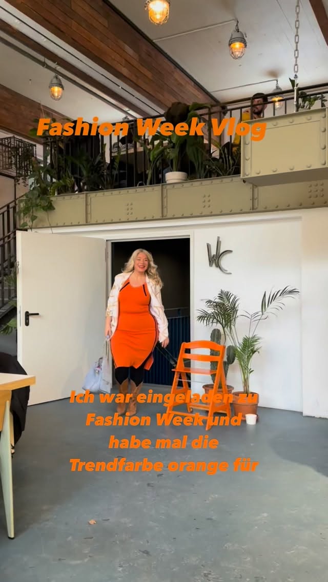 Ich war auf der Fashion Week zu Gast und vielleicht wusstest du das noch gar nicht.
Ich habe jahrelang als Stylistin gearbeitet.
Ich liebe Farben, weil sie so viel mit uns machen. Mit uns als TrÀgerin und genauso mit den Menschen, die uns anschauen. Genau deshalb habe ich mir dort die Farbe Orange noch einmal ganz bewusst angeschaut.
Sie ist einer der groĂen Farbtrends 2026 und steht fĂŒr Lebendigkeit, Mut und PrĂ€senz.
Umso mehr habe ich mich gefreut, dass bei der Show von @rebekkaruetz
Farbe eine so groĂe Rolle gespielt hat.
Trag, worauf du Lust hast, versteck dich nicht.
Du bist die Hauptdarstellerin in deinem Leben.
Danke fĂŒr die Einladung