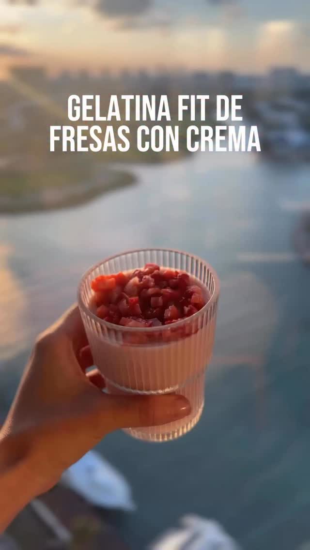 🍓 Postre fit, fresco y alto en proteína 🤍 📹 Receta original de @anarobertawellness
Si te dan ganas de algo dulce pero quieres seguir cuidándote, esta receta es perfecta 🙌
Liviana, sin azúcar añadida y ideal para cerrar el día o disfrutar como snack.
Nos encanta porque demuestra que comer saludable también puede ser rico, simple y satisfactorio, sin extremos ni culpas ✨
📌 Guarda este post para prepararlo cuando tengas antojo de postre
#postrefit #recetassaludables