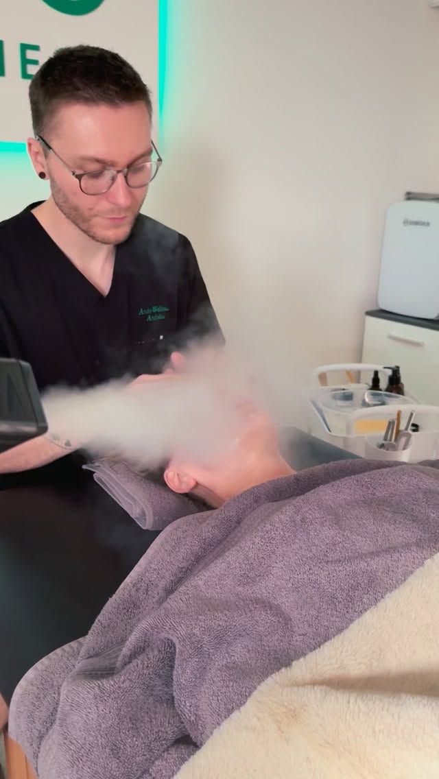 I don’t show enough of this medical facial muscle massage here.
Clients with TMJ-related issues, facial tension, and neck pain often find it incredibly relieving — and in some cases it even helps reduce jaw clicking.
Sharing a few snippets here to show how many elements this treatment actually involves 🙏
#neckpain #TMJ #jawpain #medicalmassage #physiocare