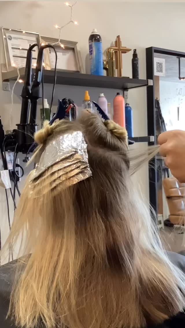 If you book a Half head of foils at Vista Belle and you’re a blonde that needs her grown out roots touched up- this is what that looks like 😘
Book this service through our website www.vistabellesalon.com