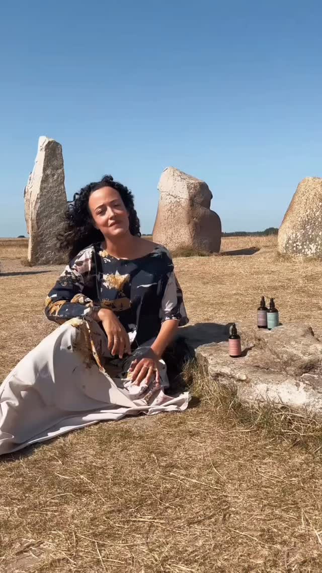 Let’s talk about the power of ceremony & ritual in your daily lives as women✨
•
•
•
#alesstenar #örtriket #womenempowerment #ritual #health