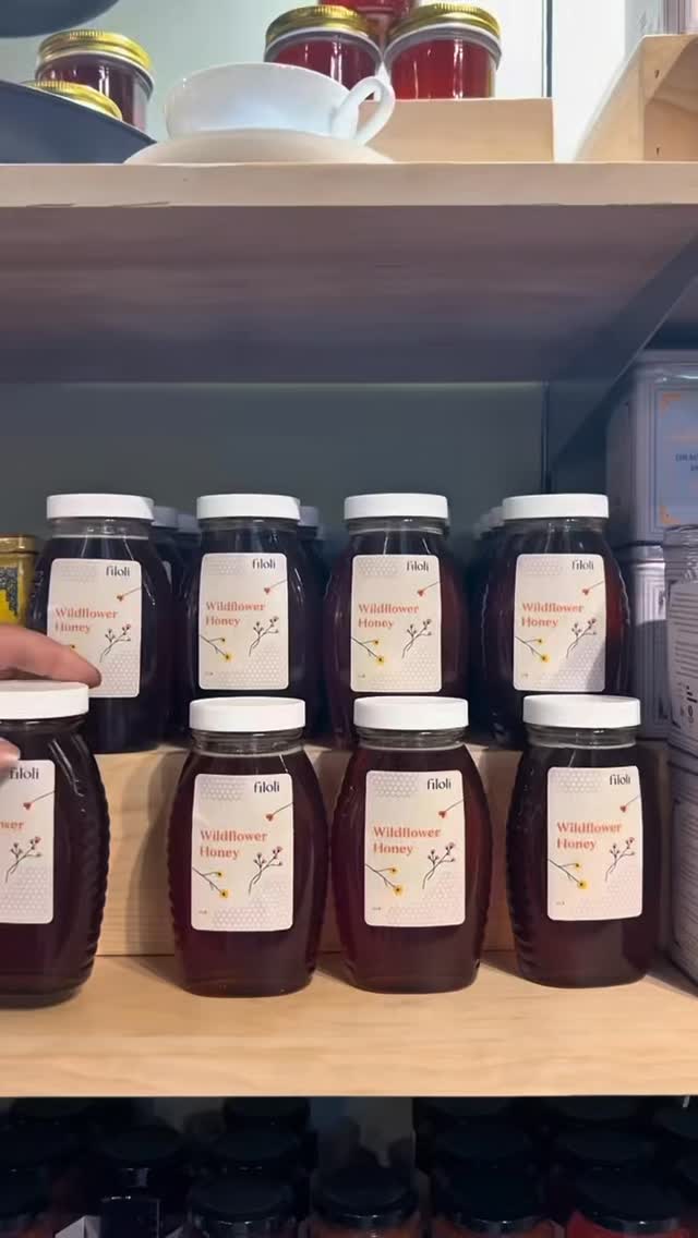 Did you know that the Barrel Aged Orange Liqueur is naturally sweetened with local honey from Filoli? 🍯 Each batch is harvested from resting in a previously used bourbon barrel, and expertly blended with earthy sweetness! Enjoy in a lemon drop, on a margarita, or even neat for a delicious sip!
#filoli #filoligardens #orangeliqueur #localhoney #jettywavehmb