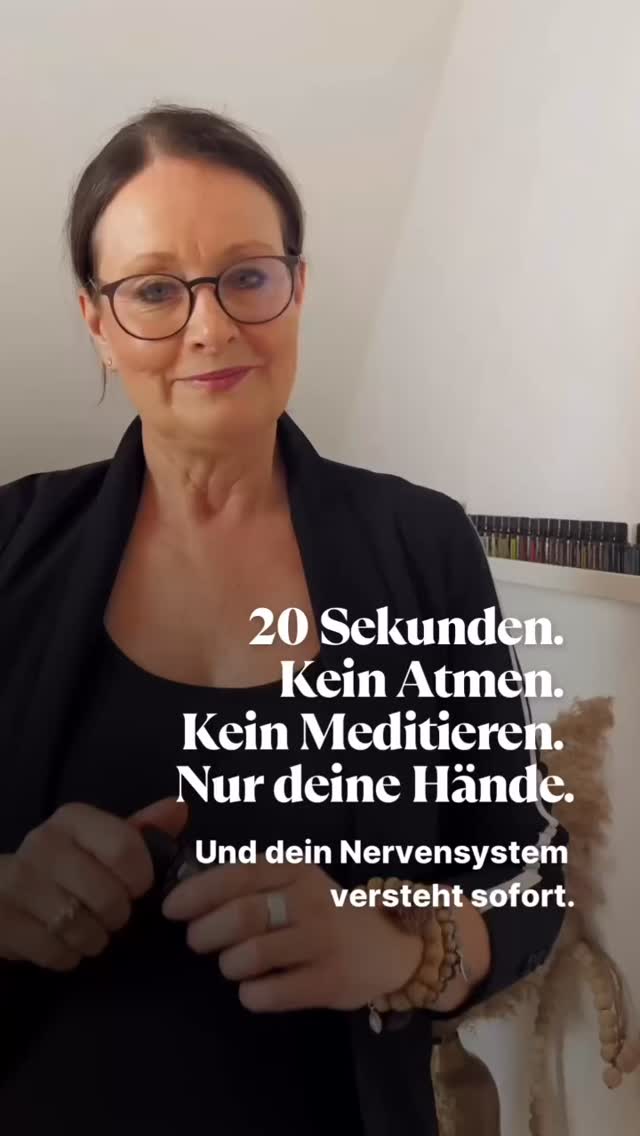Das verändert alles ⤵️
Dein Kind trödelt schon den ganzen Mittag bei den Hausaufgaben. Du hast alles versucht, es zu motivieren. Gut zureden. Erklären. Pause machen. Nochmal erklären.
Und trotzdem spürst du es. Im Kiefer. Im Atem. Gleich wirst du laut.
Also reißt du dich zusammen. Wie immer.
Aber Zusammenreißen ist kein Aus-Knopf. Es ist ein Aufschub. Und dein Körper weiß das.
Er braucht kein Durchhalten. Er braucht ein Signal.
Unter deinem Schlüsselbein liegen zwei Punkte. Kleine Mulden, rechts und links neben dem Brustbein. Im BrainGym heißen sie Gehirnknöpfe.
Zwei Finger drauf. Andere Hand auf den Bauchnabel. 20 Sekunden sanft die Punkte leicht massieren.
Mach es jetzt. Während du liest.
Wenn du sie massierst, verbinden sich deine beiden Gehirnhälften wieder. Dein Denker geht online.
Und dein Nervensystem bekommt ein Signal, das Zusammenreißen nie senden konnte: Du bist sicher. Du musst gerade nicht kämpfen.
Ich begleite seit über 12 Jahren Mamas, deren Nervensystem auf Daueranspannung steht. Und das hier ist eine der Übungen, die ich ihnen zeige. Nicht weil es spektakulär ist. Sondern weil es funktioniert.
Vielleicht merkst du es jetzt schon. Dein Kiefer ist weicher. Deine Schultern sitzen tiefer. Dein Atem geht ruhiger als vor 30 Sekunden.
Das ist kein Zufall. Das ist dein Nervensystem, das wieder Sicherheit findet.
Funktioniert übrigens auch bei deinem Kind. 🌿
Viele nutzen dazu ein Öl für sich oder ihr Kind. Aber nicht jedes Öl passt zu jedem Zustand.
Wenn du wissen möchtest, welches Öl dich und dein Kind gerade am besten unterstützt, schreib 2KNÖPFE