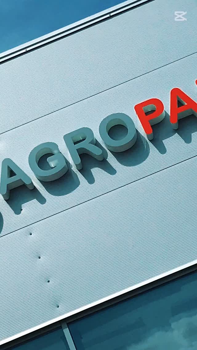 Deň vs. Noc. 🌓 Branding, ktorý nikdy nespí.
Pre Agropark sme dodali kompletný balík: ✅ Svetelné totemy a fasádne logá ✅ Interiérový dizajn a navigáciu ✅ Industriálne značenie hál
Čisté línie a precízna montáž v každom detaile. Žiadna subdodávka, čistá výroba JohnyOak.
Chcete vidieť, ako vyzerá naša výroba zvnútra? 👉 Napíšte do komentára VYROBA a pošleme vám video z našich dielní!
Made with Craft and Precision.
#visualmerchandising #industrialdesign #nightshot #signagedesign #johnyoak #3Dletters #bratislava #liptovsky_mikulas