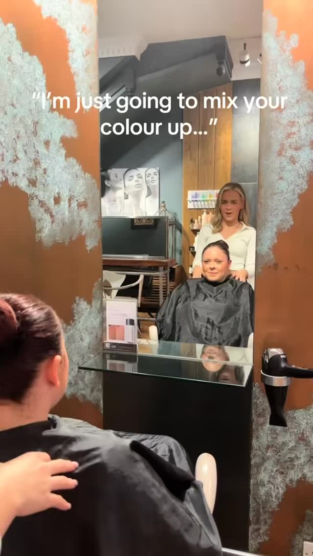 The real reason your colour takes so long to mix up 🎨
It’s our cue to scoff some snacks and to glug some water like we’ve been stranded in a desert 🥪💦🌴
#victoriahairandspa #somerset #kerastase #loreal #bridgwater