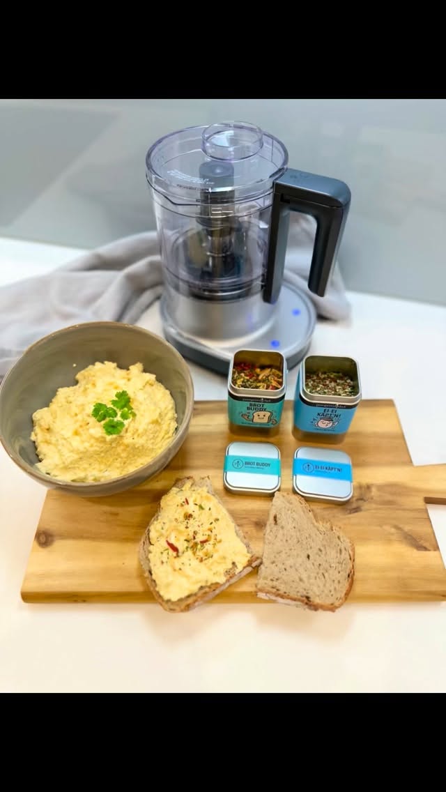 Es geht so fix einen leckeren Eieraufstrich zuzubereiten. Du brauchst hart gekochte Eier und ein paar leckere Zutaten.
Kennst du schon unsere GenussFreunde? Das sind leckere Gewürzmischungen aus dem Hause Pampered Chef. Die solltest du unbedingt mal probieren 🫶
#gewürzfreunde #gewürzmischungen #pamperedchef #martinaziehl #multizerkleinererupandown