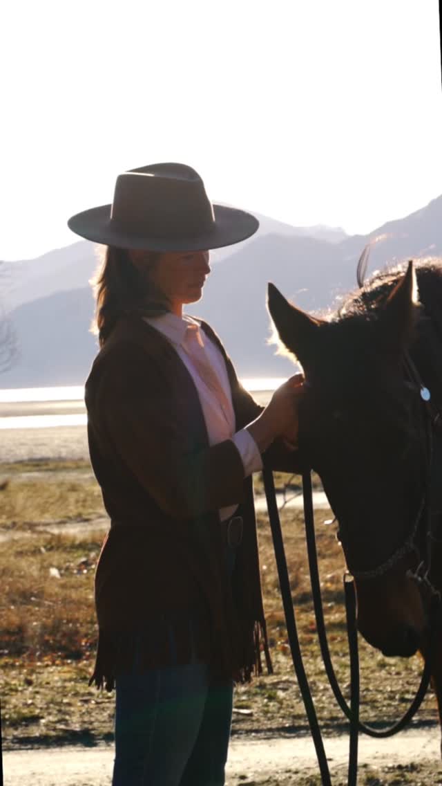 You know what I think?
“I think you should stop taking directions from people who have never been to the places you want to go 🐎🏔️ “
I’ve lived in different places, changed paths more than once, failed, started again, and learned a lot along the way. And if there’s one thing life has taught me, it’s this:
Who you surround yourself with matters.
Being around people who inspire you, who encourage you to keep going, who see your vision even when it’s still a little messy… that changes everything.
Not the ones who question every step because they’re scared themselves, but the ones who remind you what’s possible.
I truly believe the right people don’t just support your journey, they expand it. 📽️ done by the amazing @victoriarosesheridan @victoriarosevisuals
.
.
.
.
.
#motivational #horselove #inspirationdaily #horserider #horsegirls