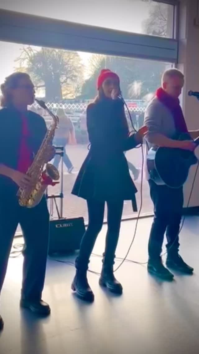 When you don’t have plug sockets, you can call on us for a bit of acoustic therapy. Using our little portable battery powered speaker you can have a gig anywhere you like! (As proven here at the racecourse for passers-by on their way to lose lots of money!) 🐎🏇
💒 wedding
.
.
.
#livemusic #acousticband #partyband #instawedding #weddinginspo