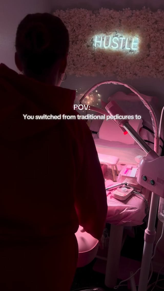 At Beauty and the Tea, pedicures are not just about polish. They are about restoration, wellness, and caring for the feet with intention. โจ
Traditional pedicures often rely on soaking the feet in water to soften the skin. While this has been the standard for years, soaking can temporarily swell the skin and nail plate, making it harder to fully assess dryness, callus buildup, and nail health. This is why we specialize in waterless pedicures.๐ซง
My signature waterless pedicure focuses on precision and results. By working on the foot in its natural state, we are able to safely remove dry skin, perform detailed cuticle care, and support healthier nail growth over time. Instead of soaking, we use professional foot care products that soften, hydrate, and restore the skin while maintaining a more hygienic service experience.๐ฆถ
This approach turns a routine pedicure into a luxury treatment focused on long term foot health, comfort, and confidence. Clients often notice smoother skin, improved nail condition, and longer lasting results after each visit.๐
If you are a nail professional who would like to learn how to elevate your clients experience or be the first in your city to introduce this luxury service, comment:
* LEARN ๐ฆถ โ Get trained directly in this technique and master the waterless deluxe pedicure online or in person.
* Ebook ๐ โ Access my exclusive step-by-step protocol to bring this method into your own practice.
* LINK ๐ซงโ Use my exact tools, product recommendations & equipment to replicate the service exactly as I do.
๐ฆ๐๐ข๐ฃ, ๐๐๐๐ฅ๐ก & ๐๐ข๐ข๐โดโจ www.beautyandthetea.com โจโจ๐๐๐ฐ๐ค๐ข๐ต๐ฆ๐ฅ ๐ช๐ฏ Orlando, ๐๐ญ 32835
โจ#pedicure #toebbl #pedicures #WaterlessPedicure #orlandonailtech