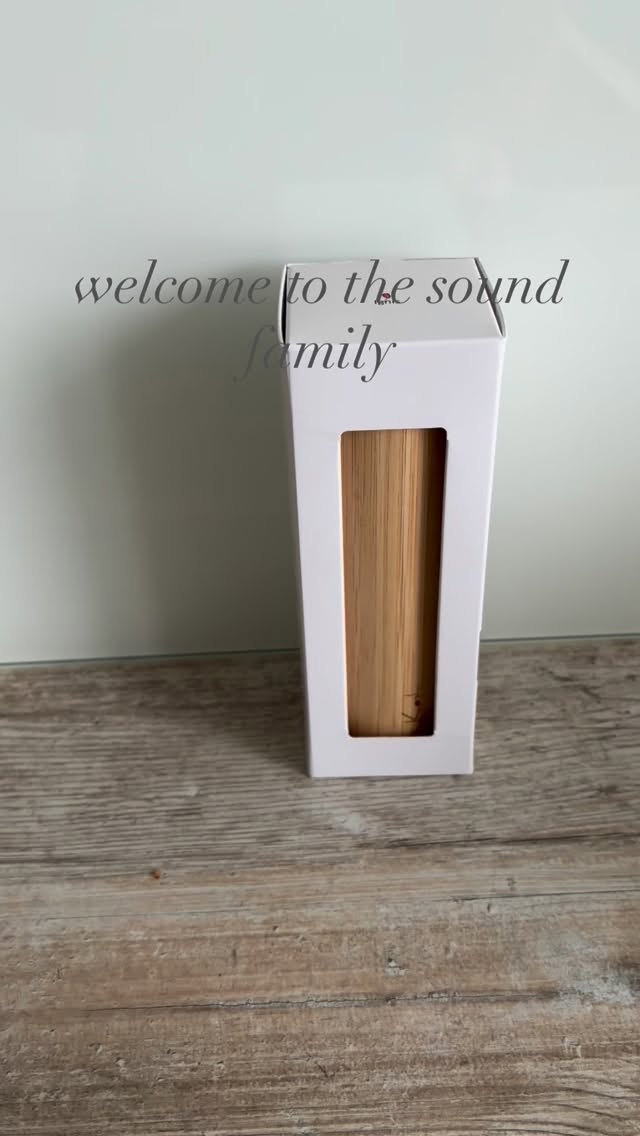 Klangspiele als Reise zur inneren Welt. Sie schaffen Raum, öffnen Portale und tragen dich mit in unerforschte Weiten deines Selbst. Liebevolle Klänge lassen dein Herz hüpfen, erden deinen Körper und bringen Entspannung in Bereiche wo vorher noch Anspannung war.
Sehr lange begleitet mich schon ein Koshi. Nun durfte ein Weiteres hier einziehen. Das Element Feuer für Wärme, Energie und der Übergang.
#soundhealing #entspannung #achtsamkeit #klang